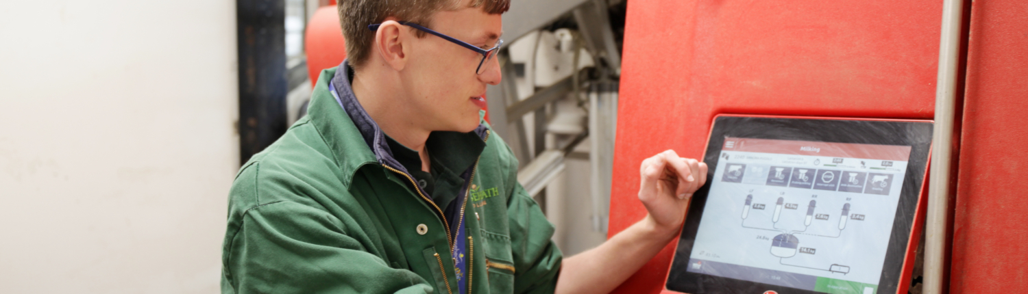 26.05.12 Max Lee check the milk yields on the robotic milkers_ (1)